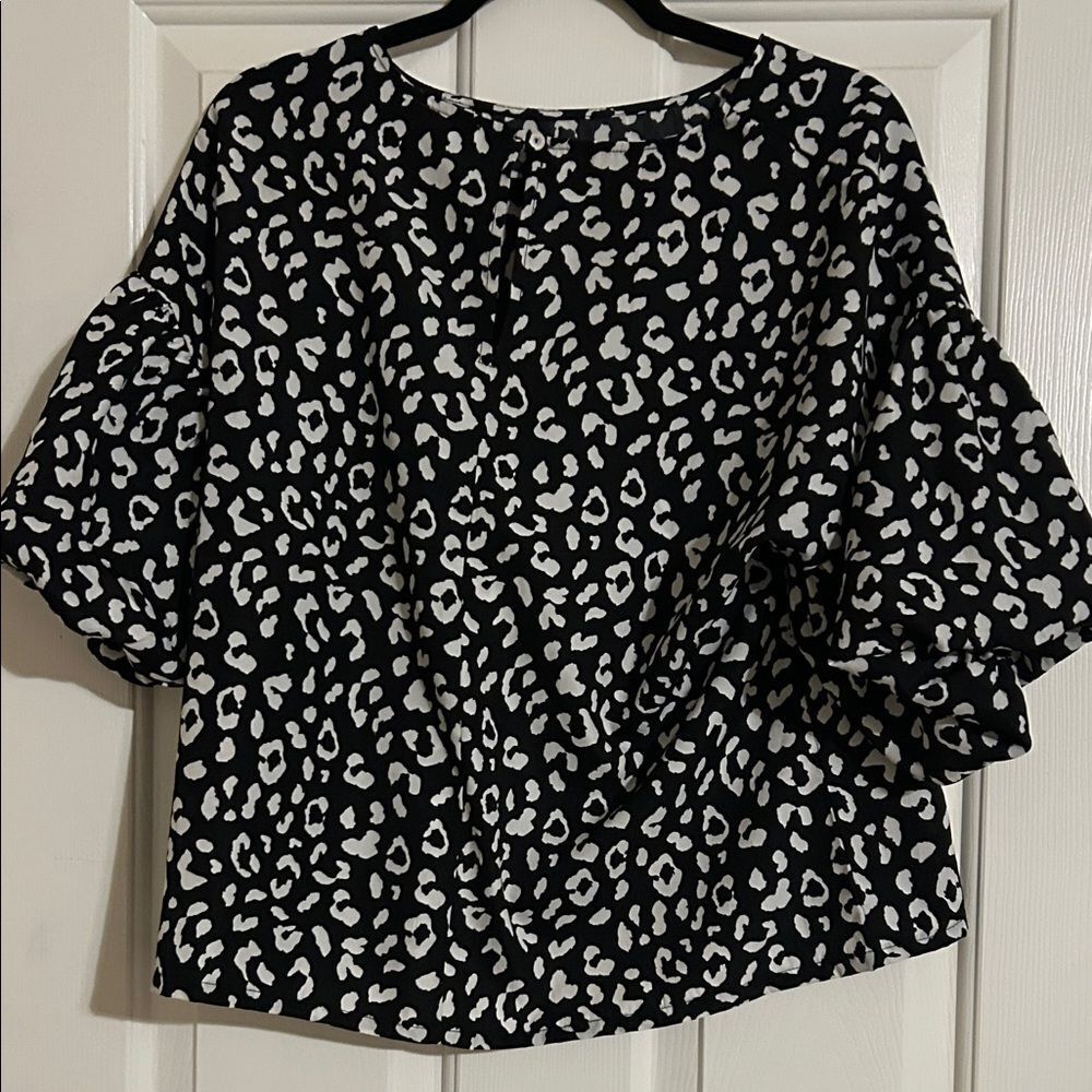 TCEC Black and White Animal Print Blouse. Puff Sleeves. EUC.  Large. - Picture 2 of 3